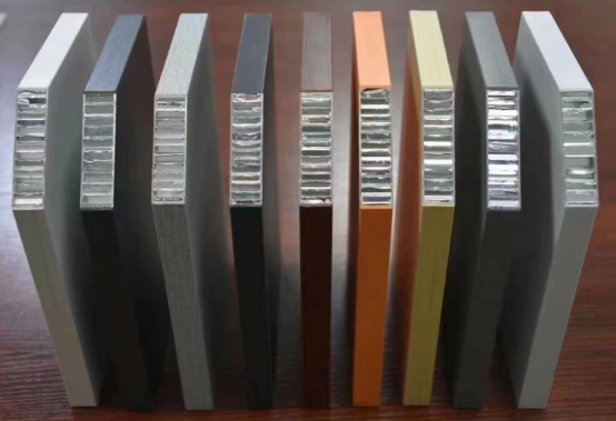 吊頂裝飾鋁蜂窩板天花 可定制，鋁蜂窩板具有重量輕、強(qiáng)度高、平整度好等優(yōu)點(diǎn)，在產(chǎn)品規(guī)格、裝飾縫形成、材料和顏色方面有多種的選擇，能夠展示豐富的墻面表現(xiàn)效果，實(shí)現(xiàn)了建筑物的實(shí)用性和美觀度。